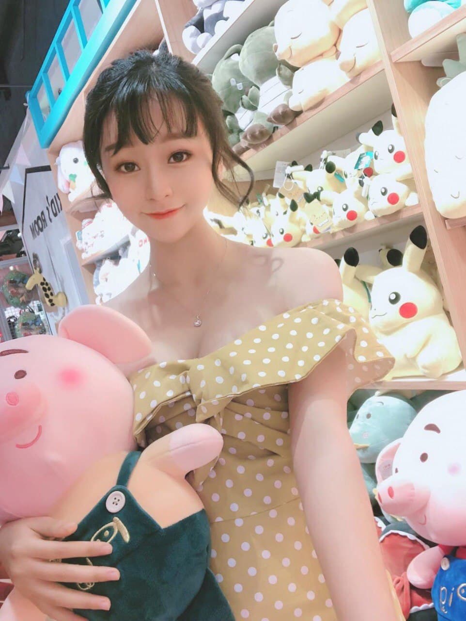 妹子上位啪啪，摇的好陶醉,呻吟的声音好销魂